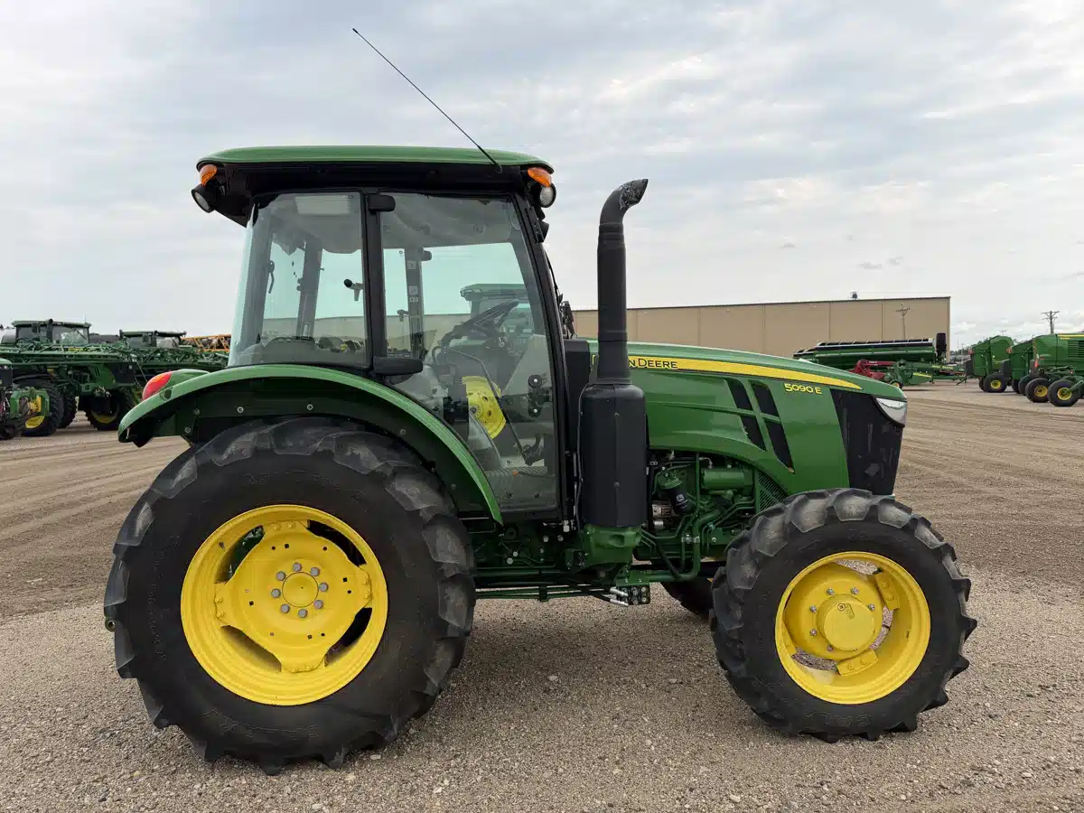 Gallery image 2 for 2021 John Deere 5090E Tractor