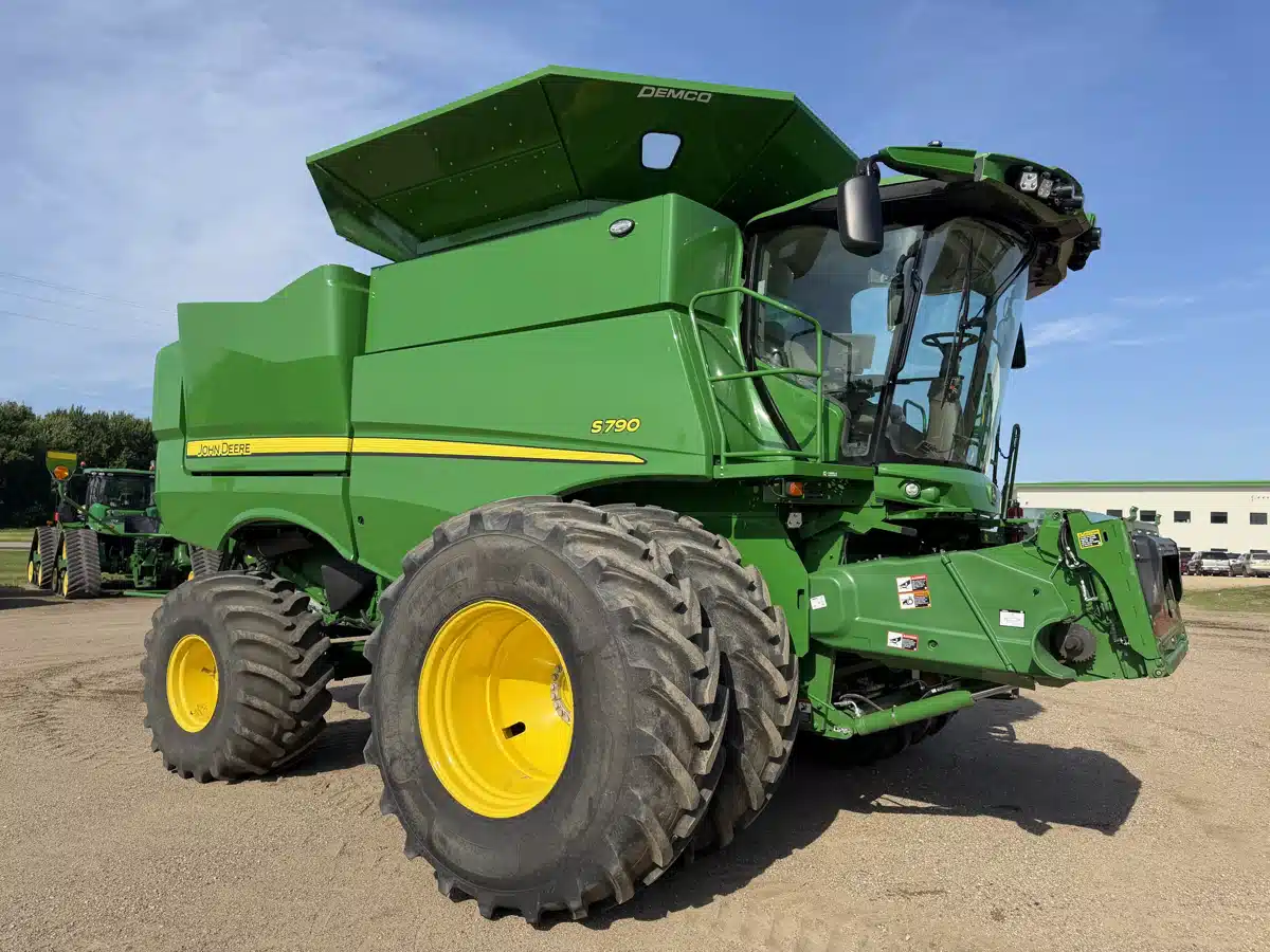 Gallery image 1 for 2023 John Deere S790 Combine