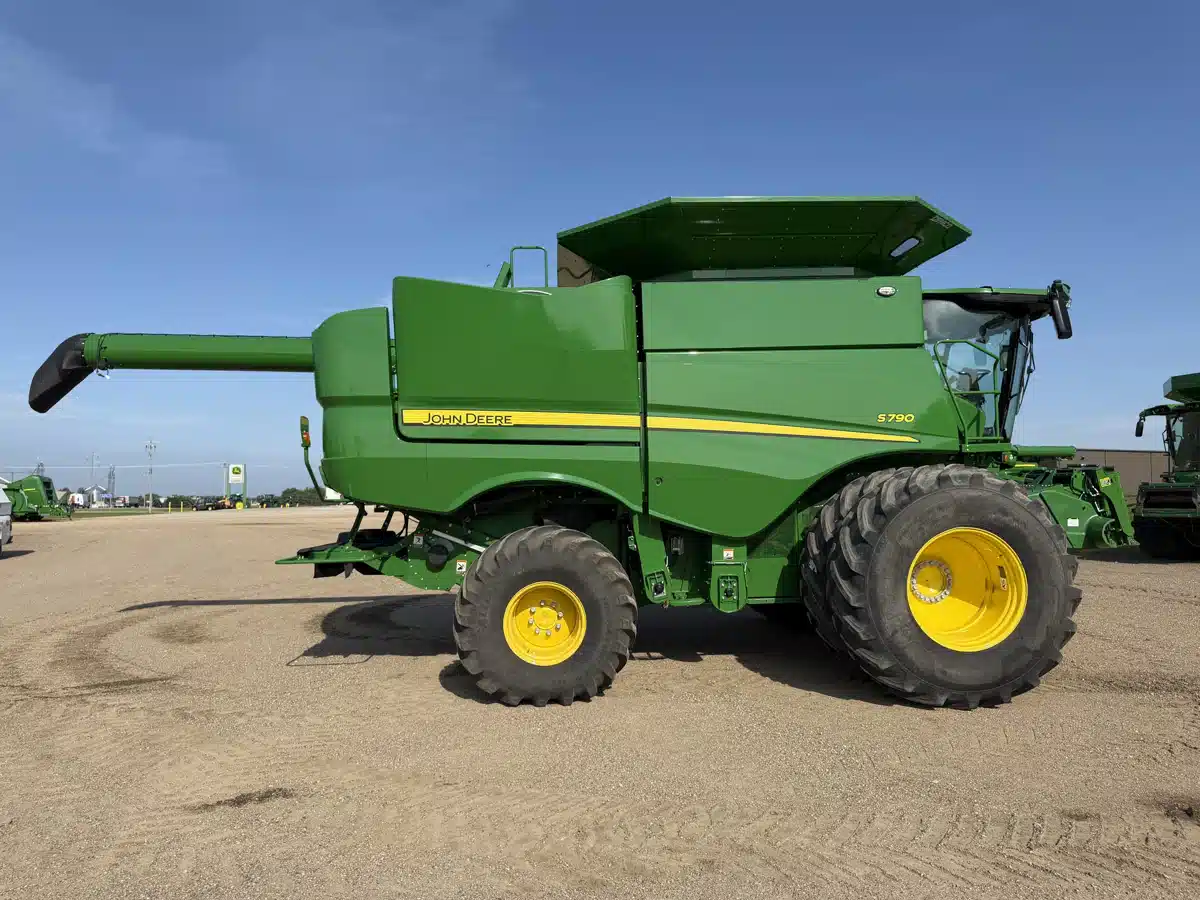 Gallery image 2 for 2023 John Deere S790 Combine
