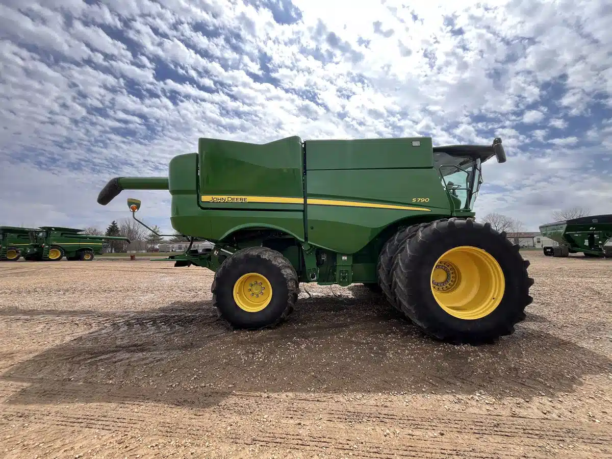 Gallery image 2 for 2021 John Deere S790 Combine