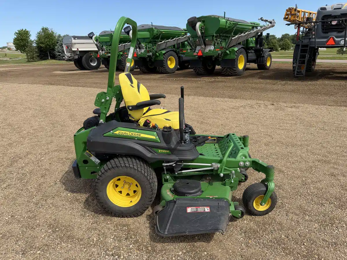 Photo de la Galerie 2 pour 2021 John Deere Z920M Tondeuse à rayon de braquage zéro