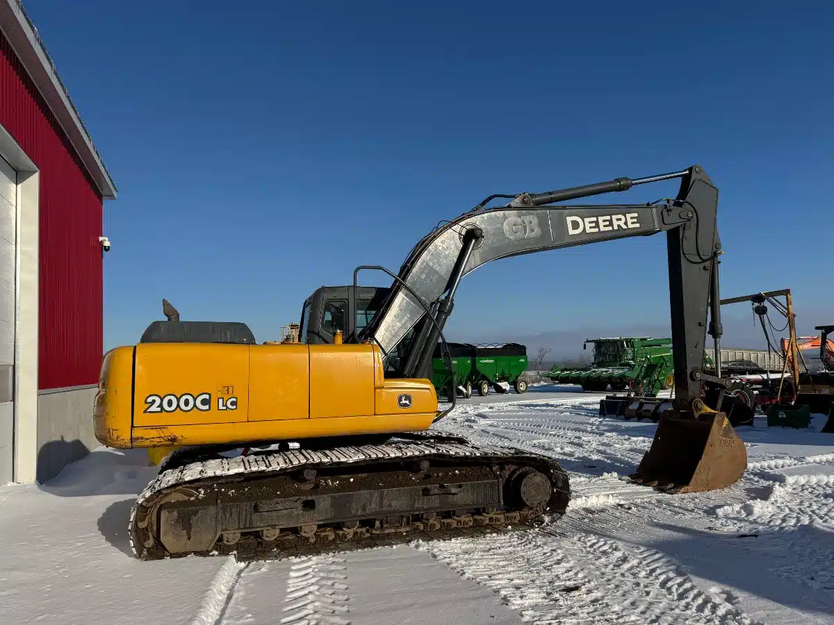 Gallery image 1 for 2000 John Deere 200C LC Excavator