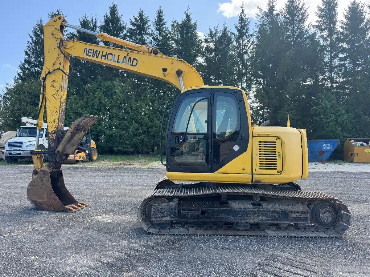Photo de la Galerie 1 pour 2004 New Holland EH130 Excavatrice