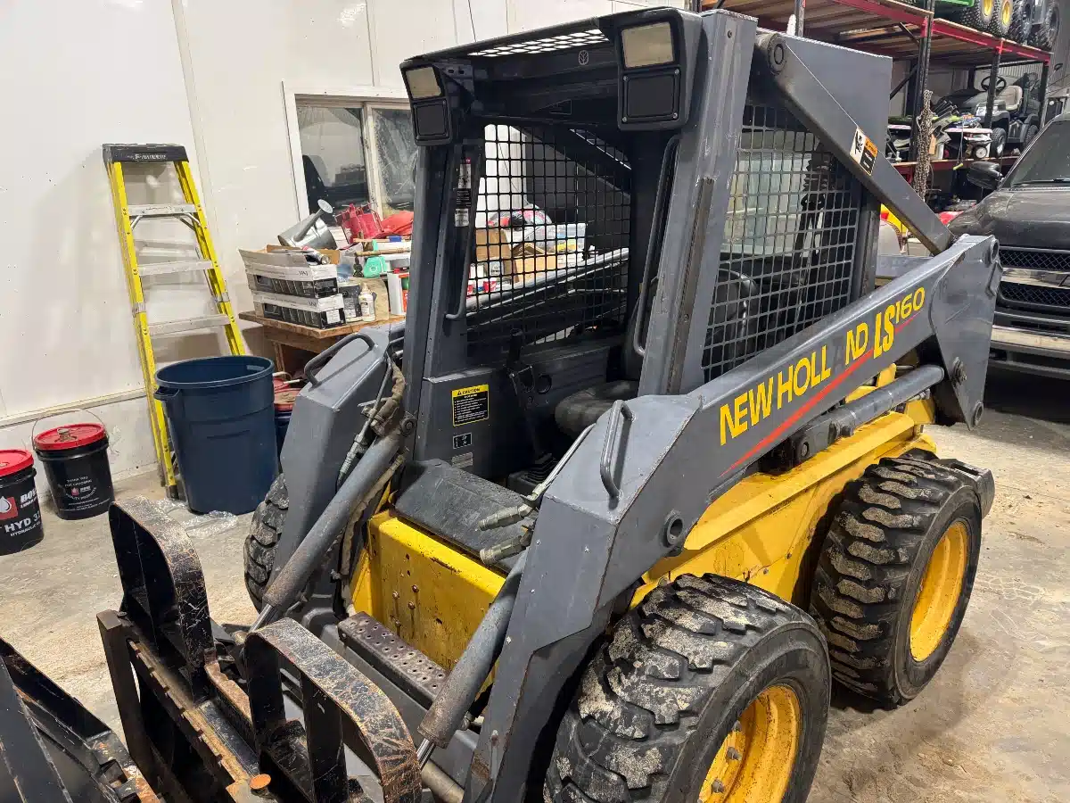 Gallery image 2 for 2004 New Holland LS160 Skid Steer