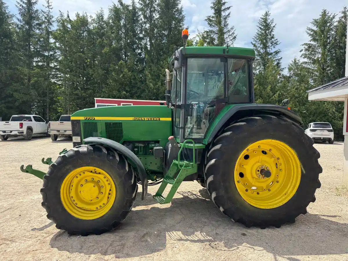 Photo de la Galerie 1 pour 1999 John Deere 7710 Tracteur