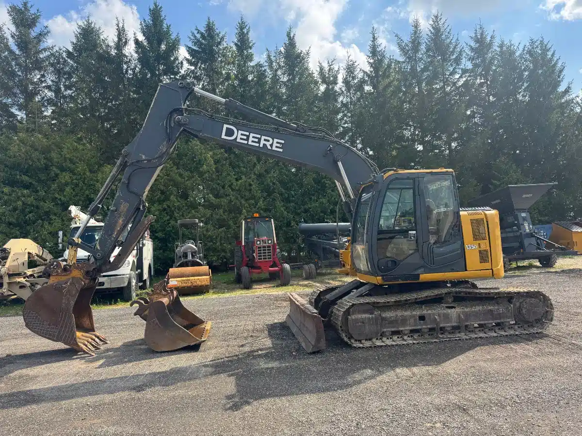 Gallery image 1 for John Deere 135D Excavator