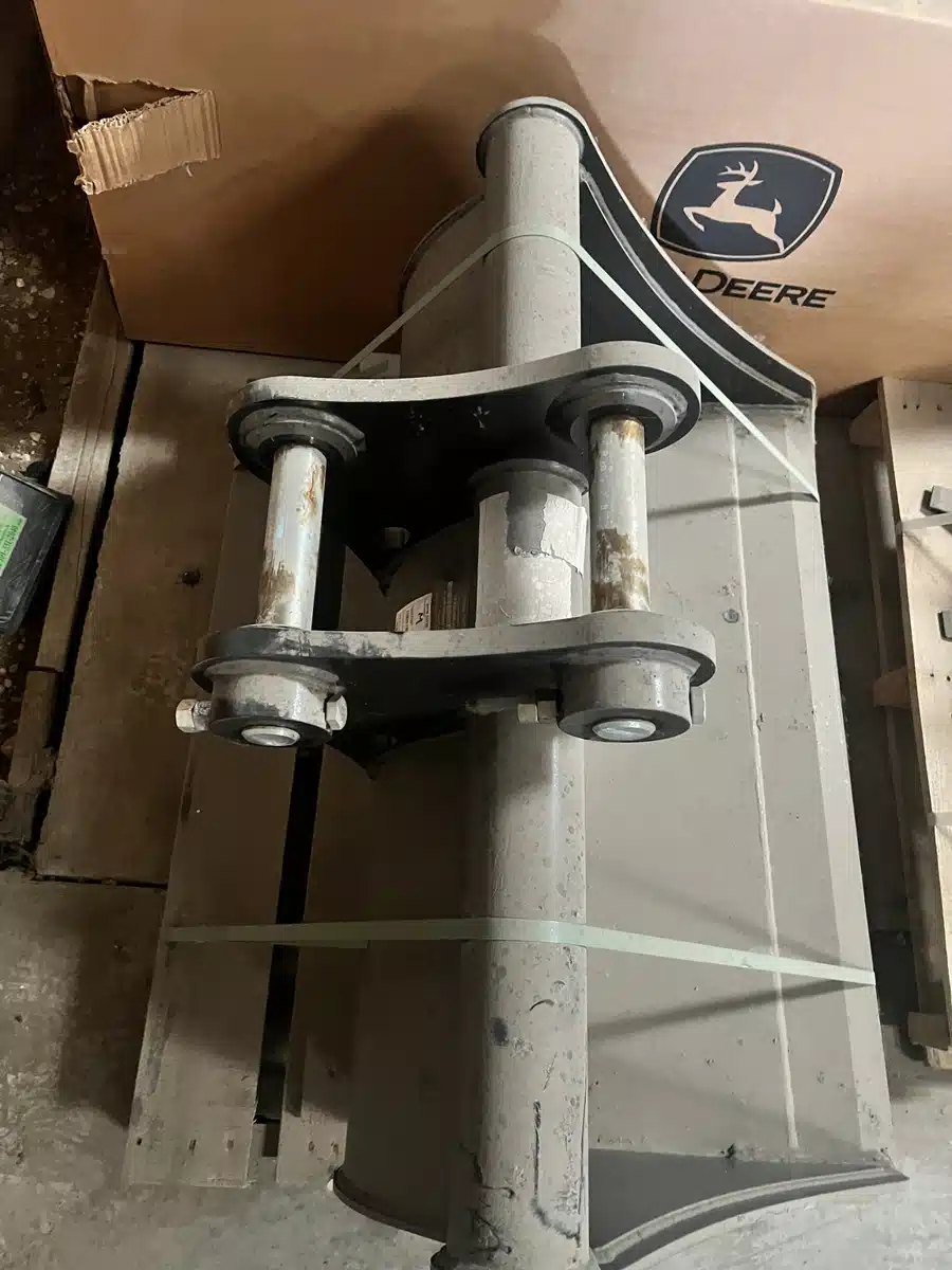 Gallery image 2 for 2022 John Deere BYT11918 42 in. (1067 mm) Ditching, 9.6 c. ft. (0.27 c. m.); 60 Size Pin Grabber Coupler Bucket Attachment