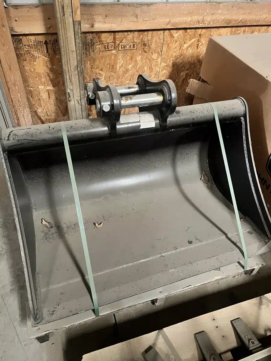 Gallery image 1 for 2022 John Deere BYT11918 42 in. (1067 mm) Ditching, 9.6 c. ft. (0.27 c. m.); 60 Size Pin Grabber Coupler Bucket Attachment