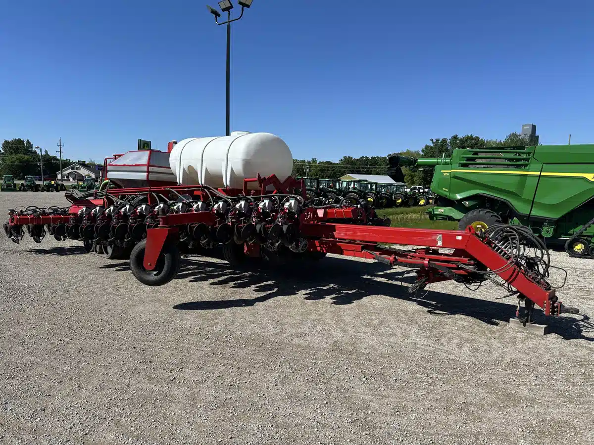 Gallery image 2 for Used 2018 Oliver VE36 36R22 Planter