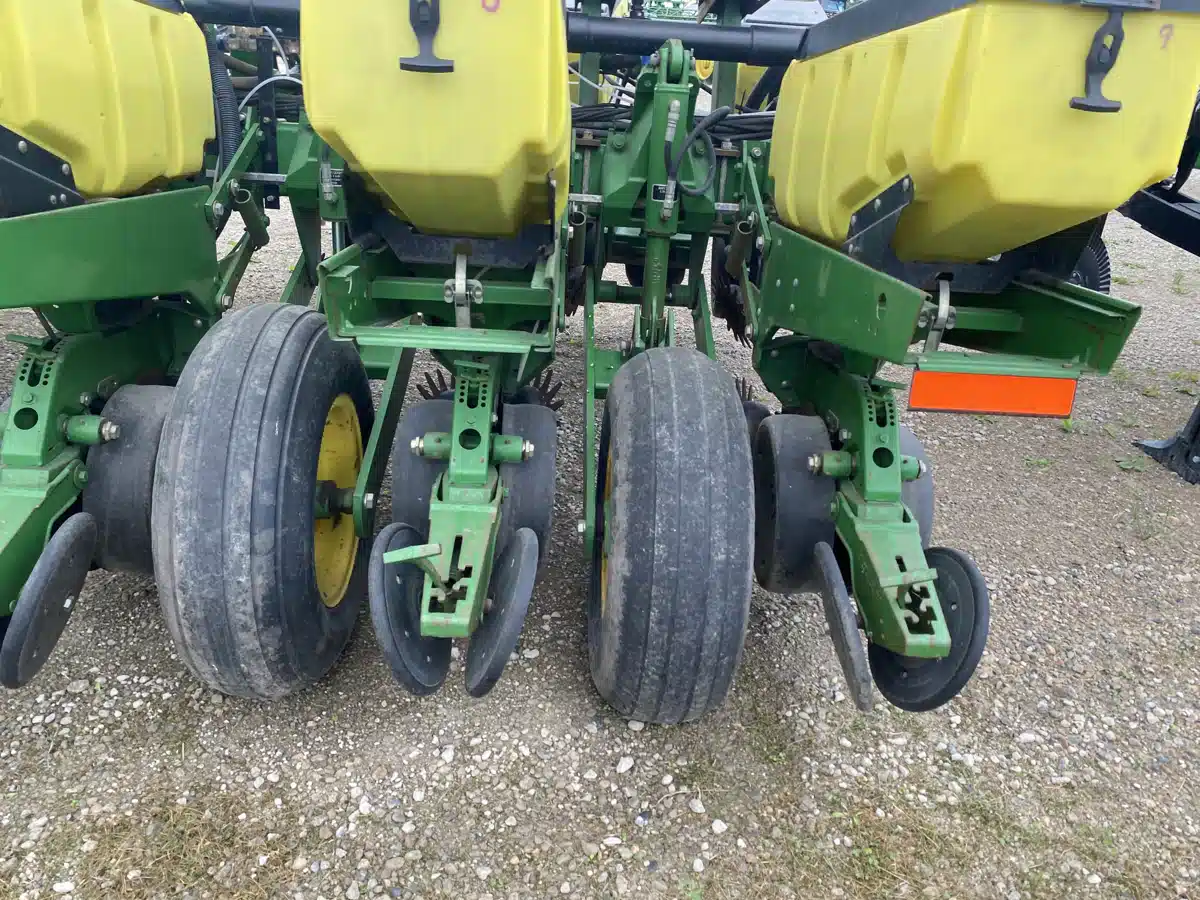 Gallery image 2 for Used 2004 John Deere 1760 Planter