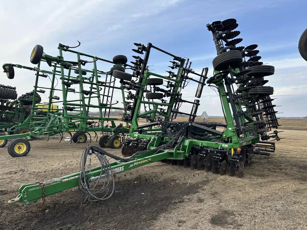 Gallery image 2 for Used 2018 B&B Technologies 40' VRT Renegade Vertical Tillage