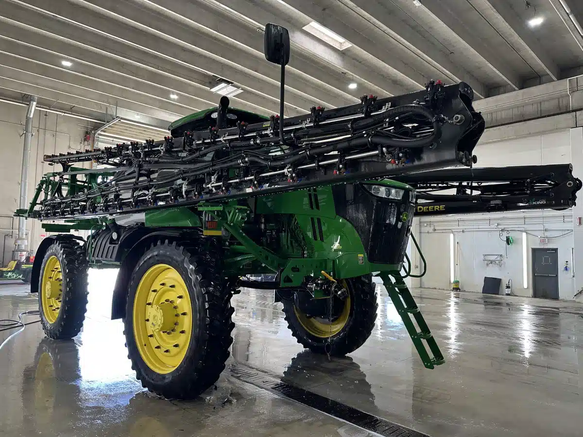 Gallery image 2 for Used 2018 John Deere R4045 Sprayer - Self Propelled