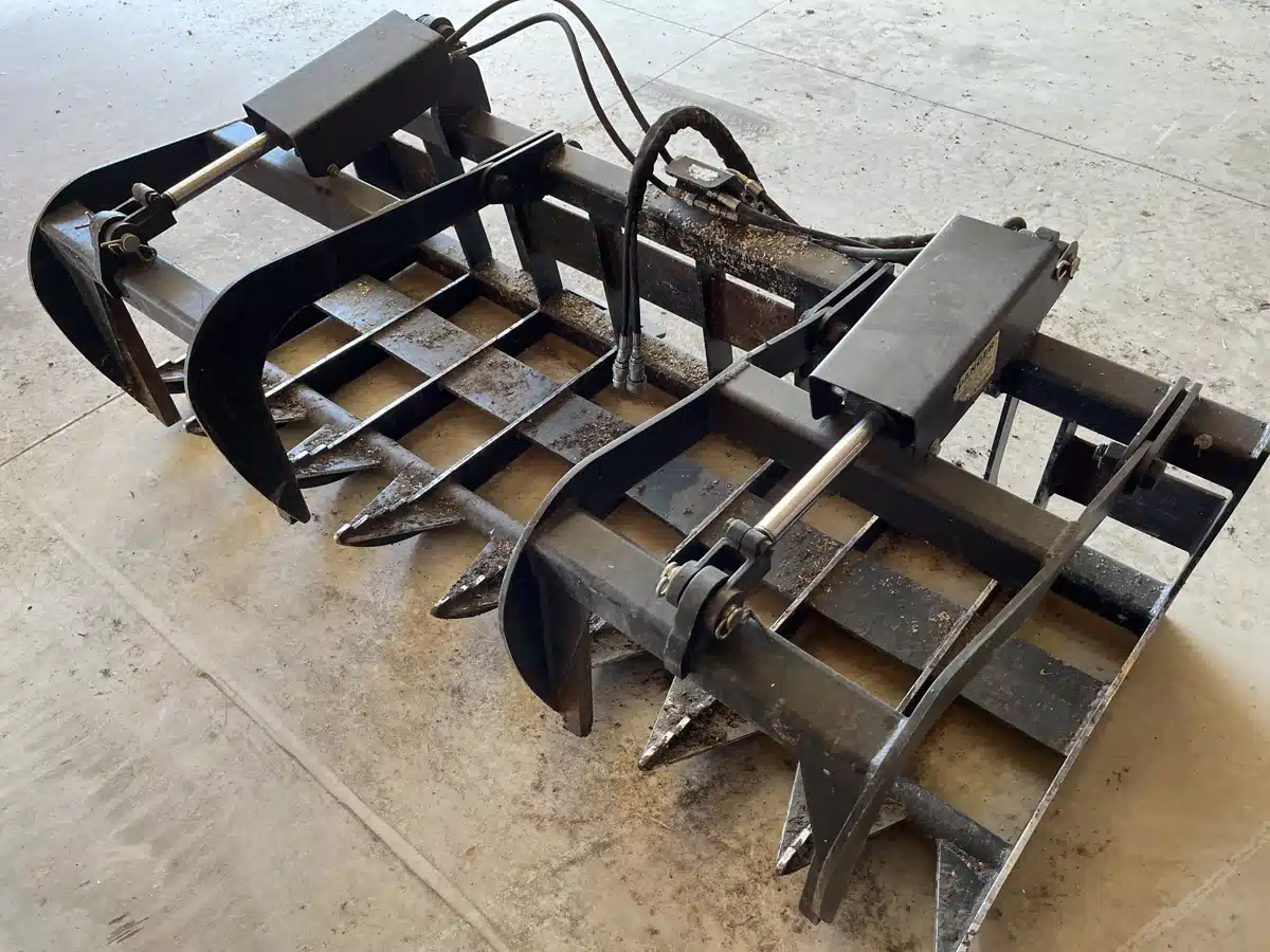 Gallery image 2 for Used Tar River Implements hd debris grapple bucket Attachment