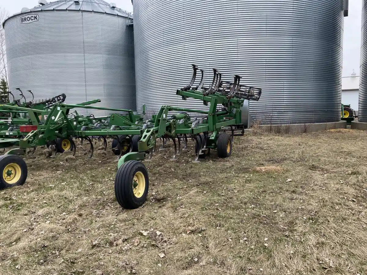 Gallery image 2 for Used 2006 John Deere 2210 Cultivator