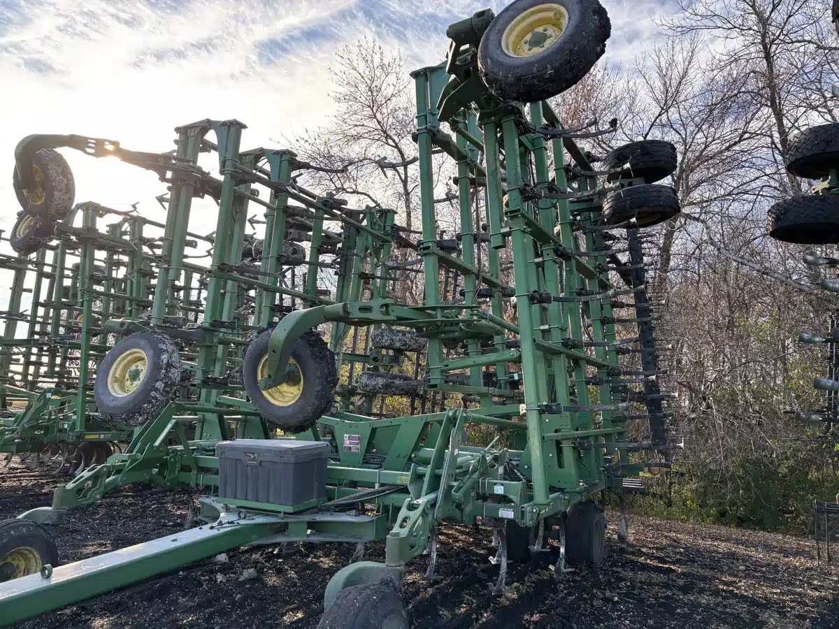 Gallery image 2 for Used 2009 John Deere 2210 Cultivator