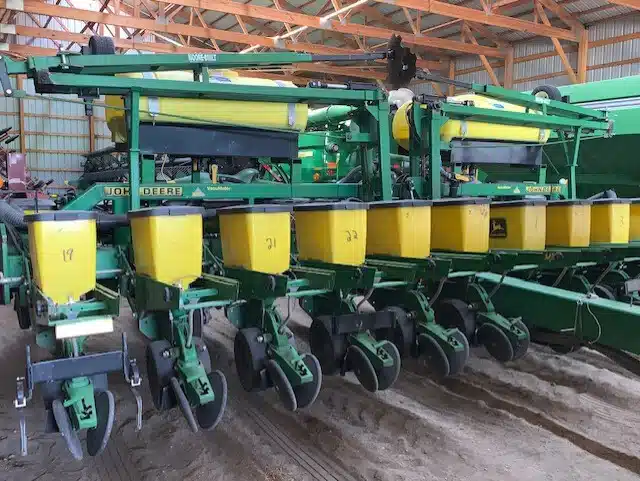 Gallery image 2 for Used 2001 John Deere 1750 Planter