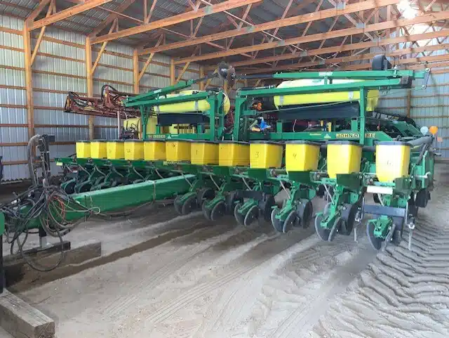 Gallery image 1 for Used 2001 John Deere 1750 Planter