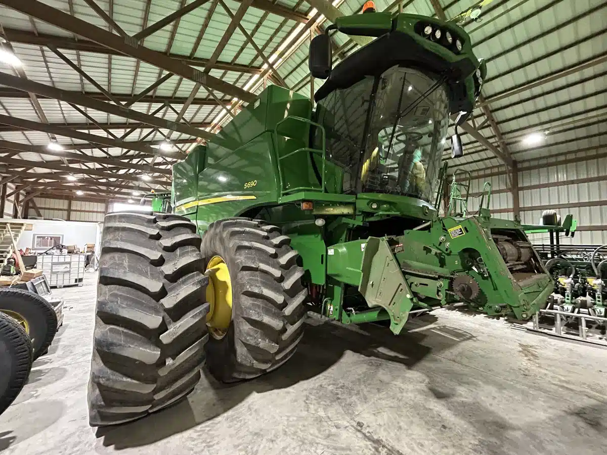 Gallery image 1 for Used 2014 John Deere S690 Combine