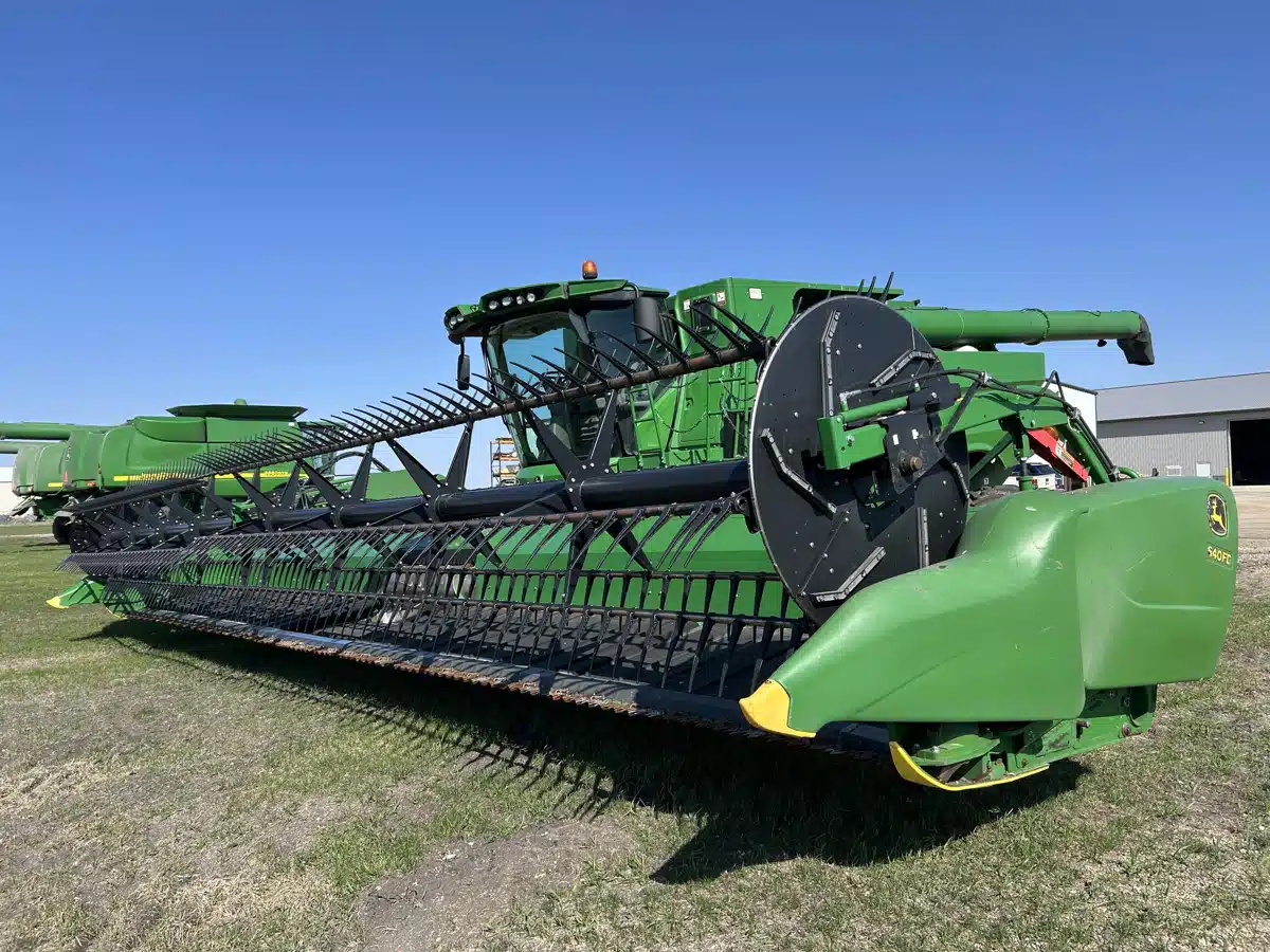Gallery image 1 for Used 2017 John Deere 640FD Header - Draper