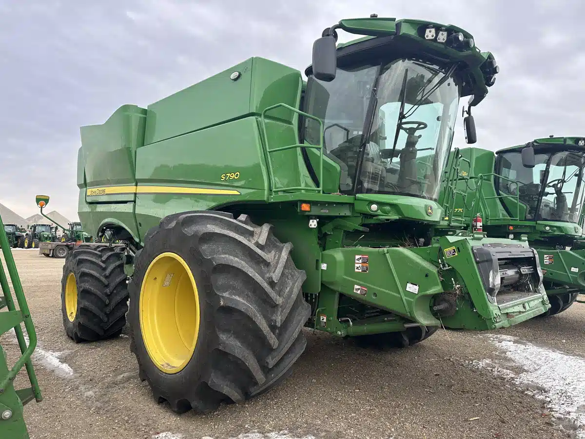 Gallery image 1 for 2024 John Deere S790 Combine