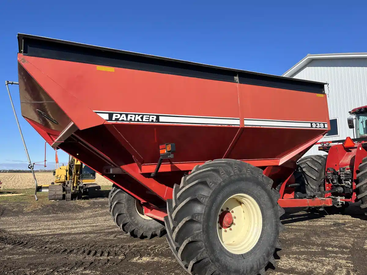 Gallery image 2 for Used 2002 Parker 938 Grain Cart
