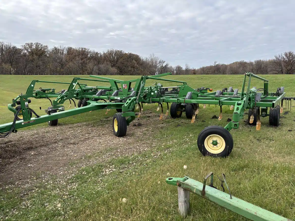 Used 2012 John Deere 2410 Chisel Plow