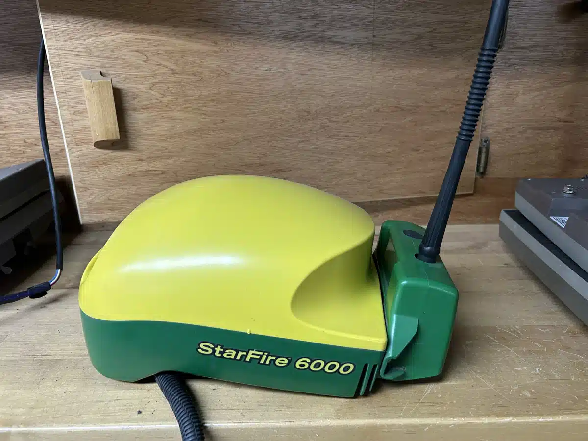 Gallery image 1 for Used John Deere StarFire 6000 with 900mhz RTK Guidance System