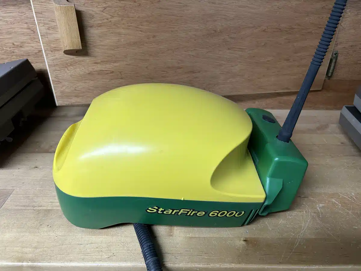 Gallery image 1 for Used John Deere StarFire 6000 with 900mhz RTK Guidance System