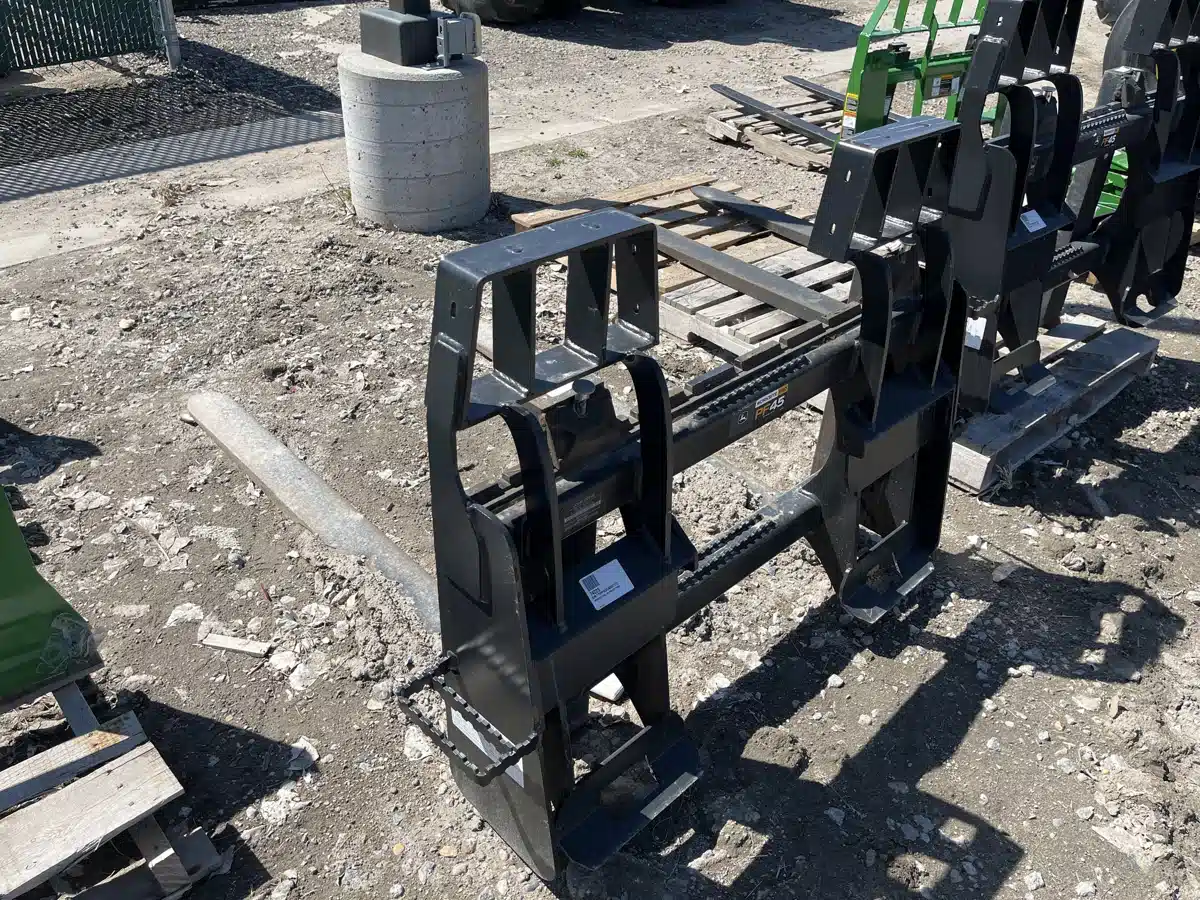 Gallery image 1 for 2022 John Deere PF45 Skid Steer Pallet Forks Attachment
