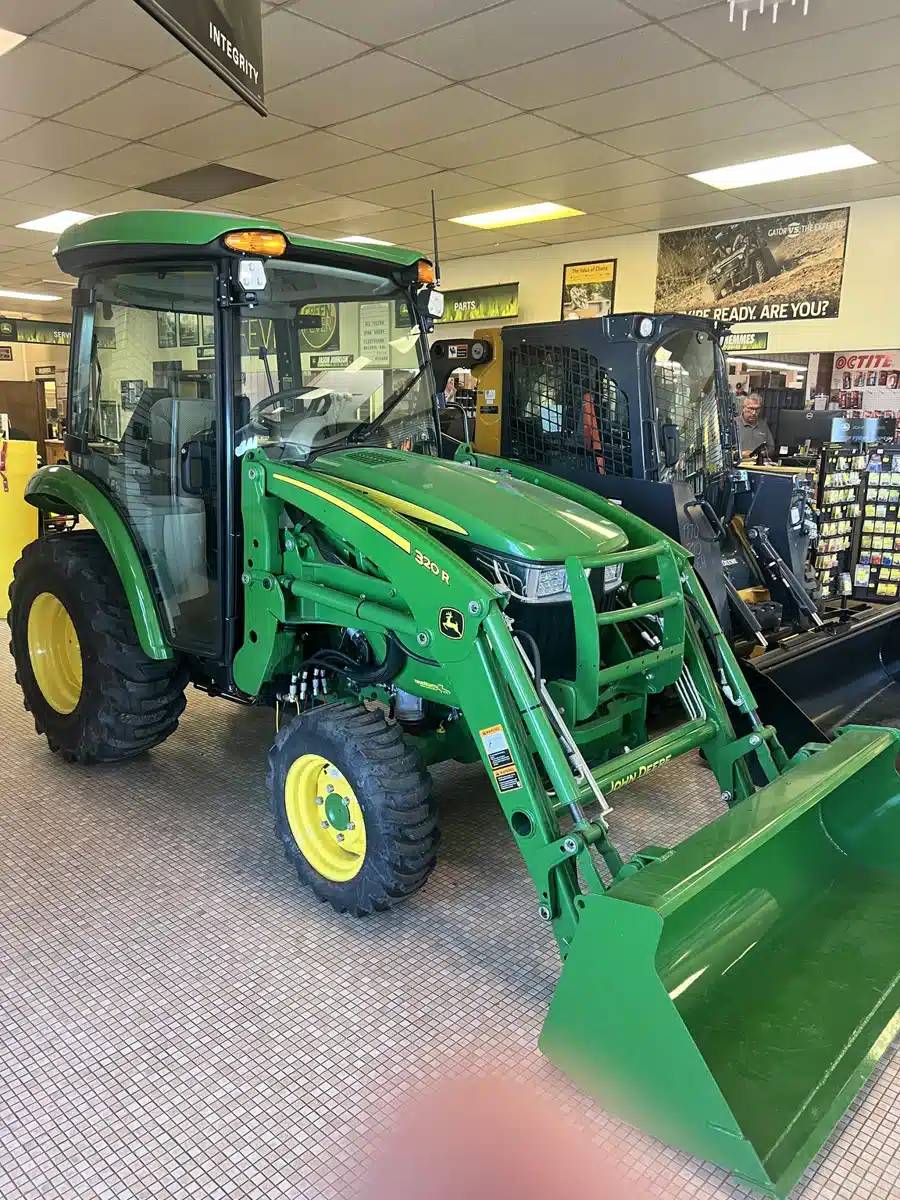 Gallery image 1 for New 2023 John Deere 3033R Tractor