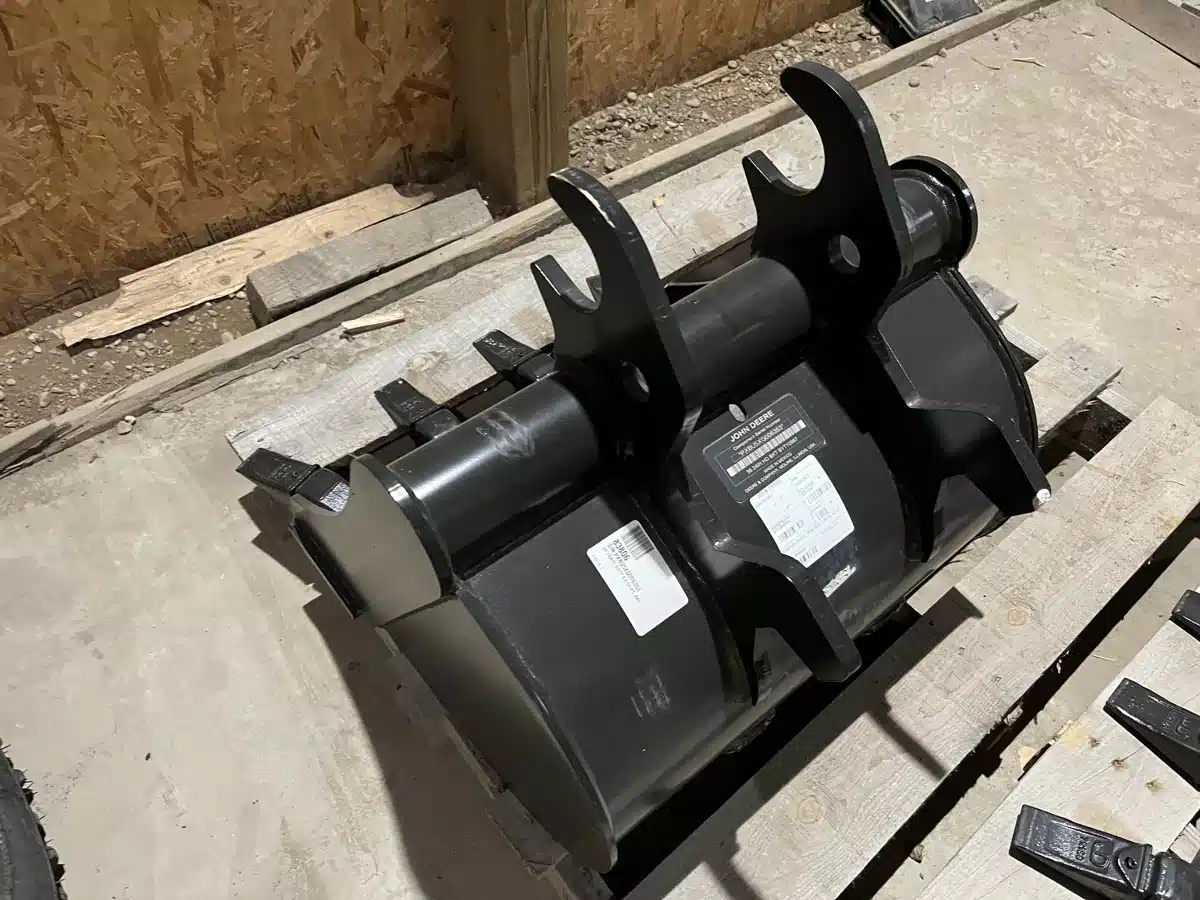 Gallery image 2 for 2023 John Deere BYT10967 24"HEAVY DUTY 4.0 CU.FT. BKT Attachment