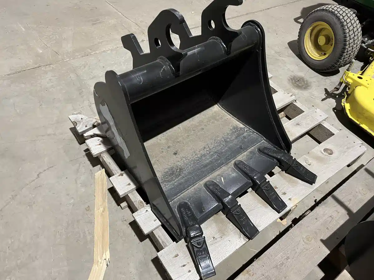 Gallery image 1 for 2023 John Deere BYT10967 24"HEAVY DUTY 4.0 CU.FT. BKT Attachment