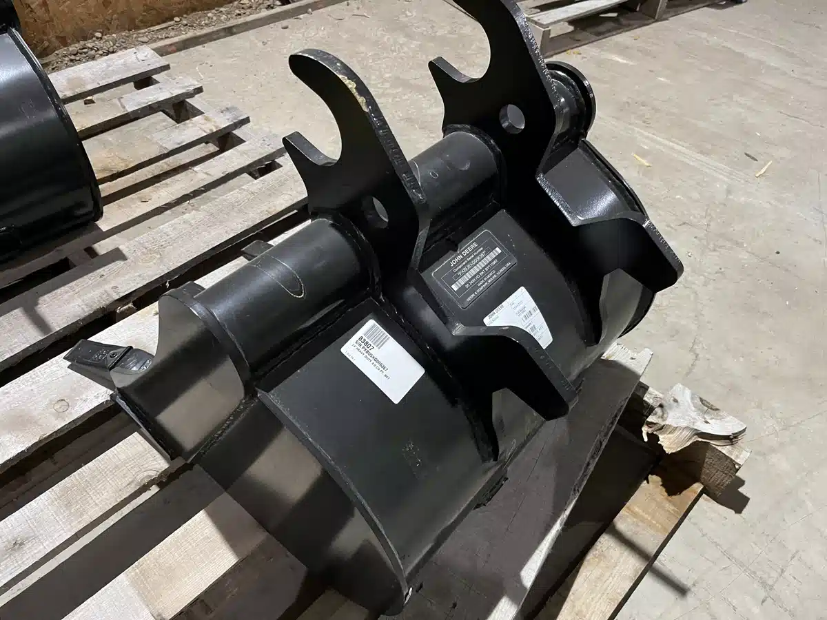 Gallery image 2 for 2023 John Deere BYT10967 24"HEAVY DUTY 4.0 CU.FT. BKT Attachment