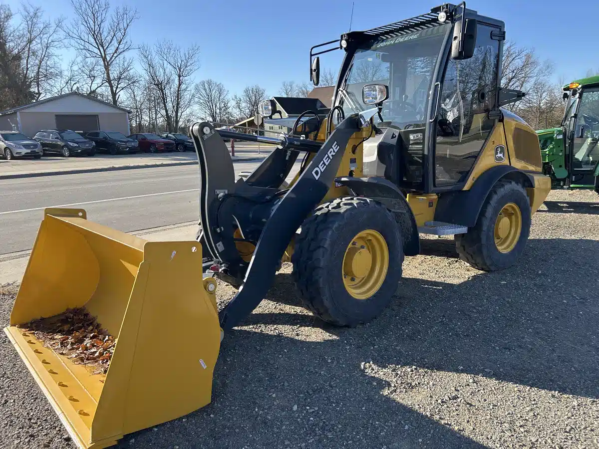 Gallery image 1 for John Deere 204 G Tractor Loader