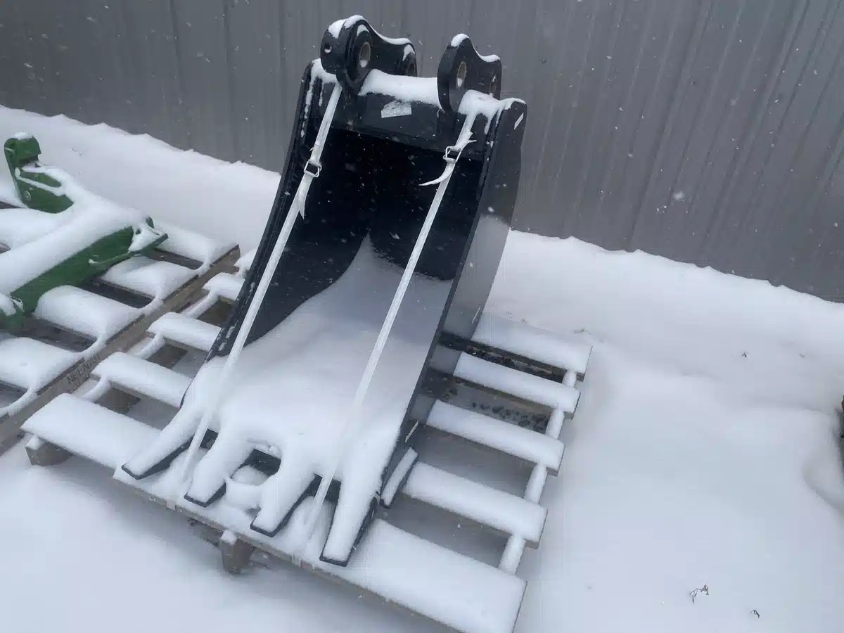 Gallery image 2 for 2024 John Deere BYT11916 18"HD BKT 5.5CU FT TK TEETH Attachment