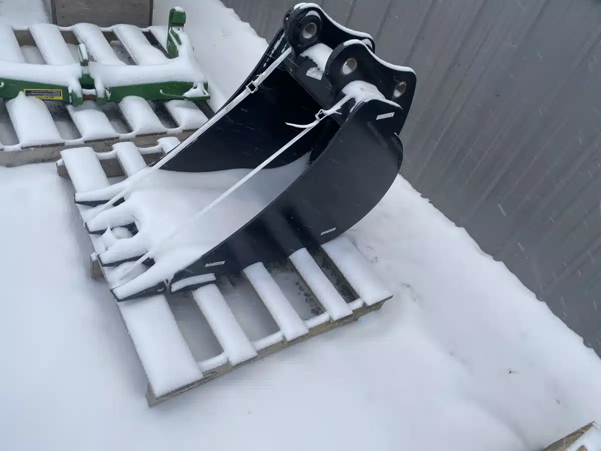 Gallery image 1 for 2024 John Deere BYT11916 18"HD BKT 5.5CU FT TK TEETH Attachment