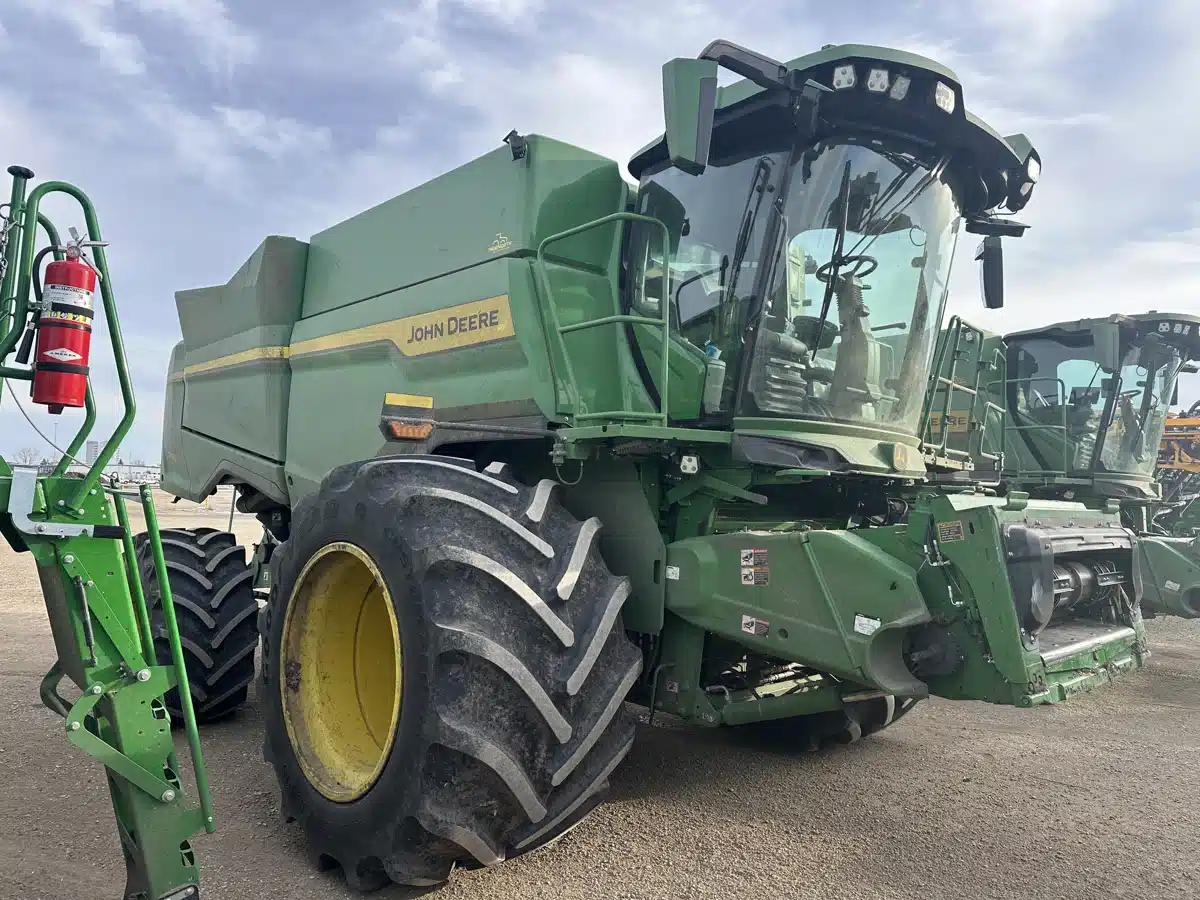 Gallery image 1 for 2025 John Deere S7 800 Combine