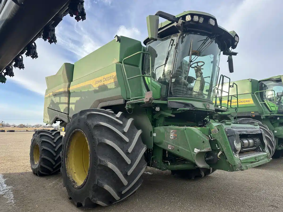 Gallery image 1 for 2025 John Deere S7 800 Combine