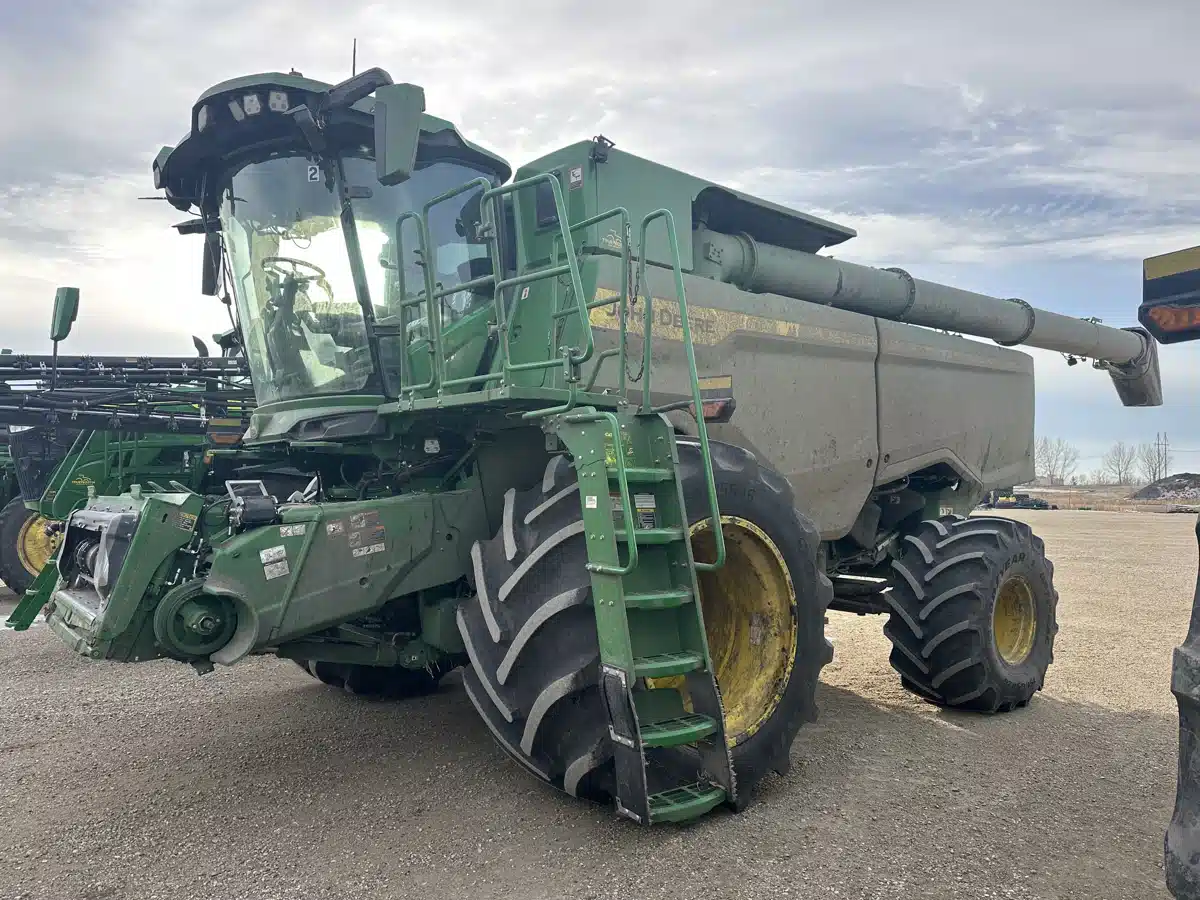 Gallery image 2 for 2025 John Deere S7 800 Combine