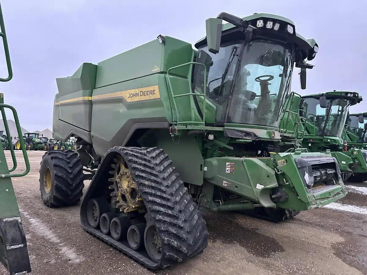Gallery image 1 for 2025 John Deere S7 800 Combine