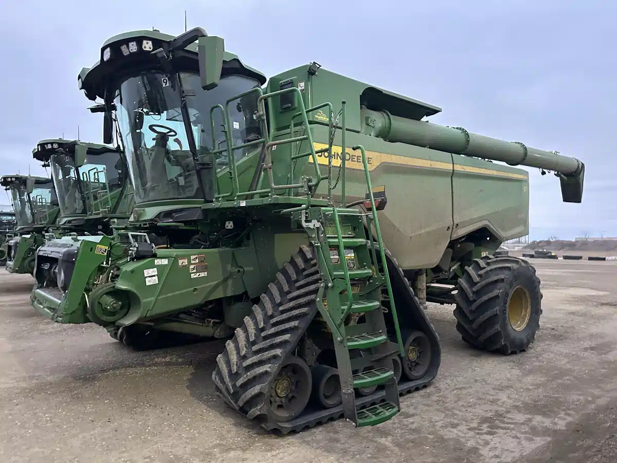 Gallery image 1 for 2025 John Deere S7 800 Combine