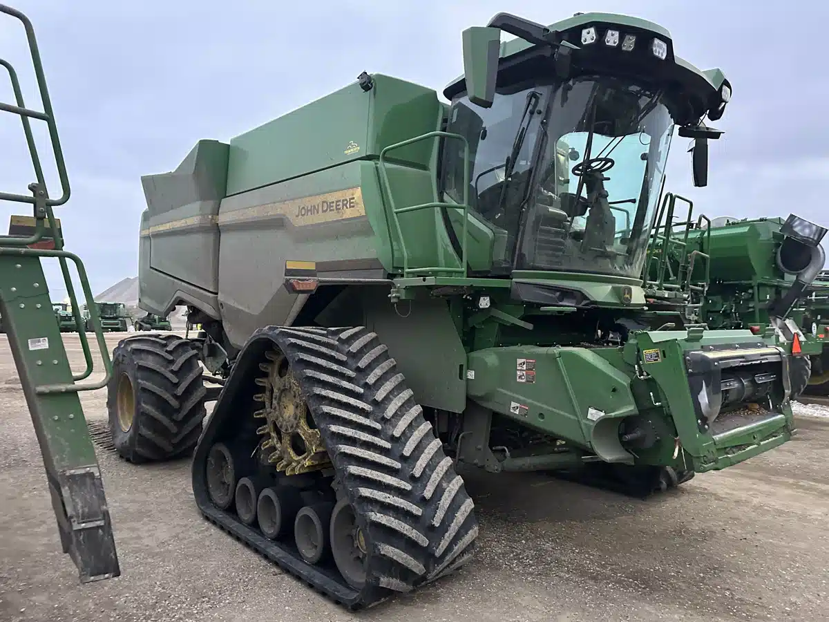 Gallery image 2 for 2025 John Deere S7 800 Combine