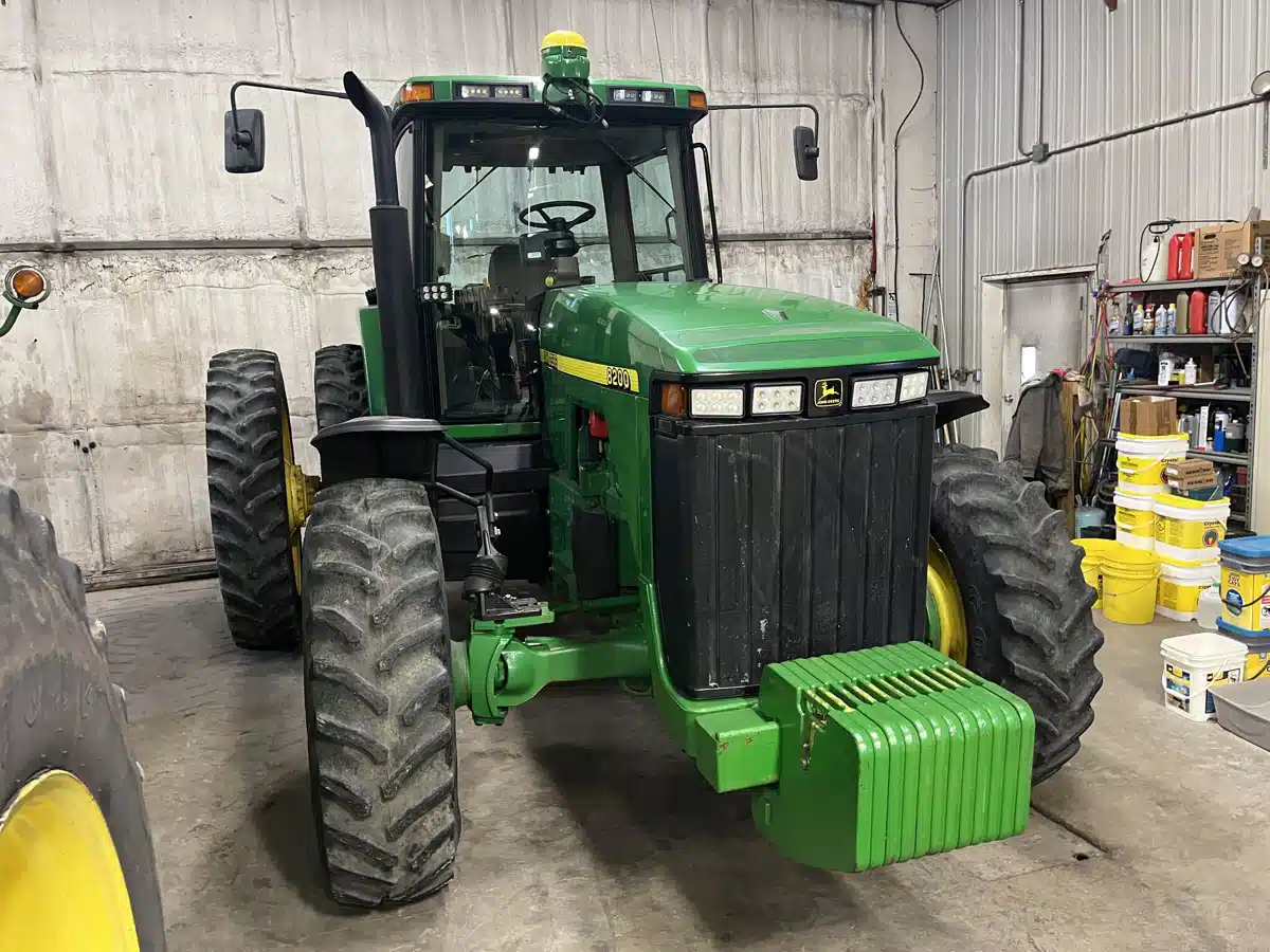 Gallery image 2 for Used 1998 John Deere 8200 Tractor