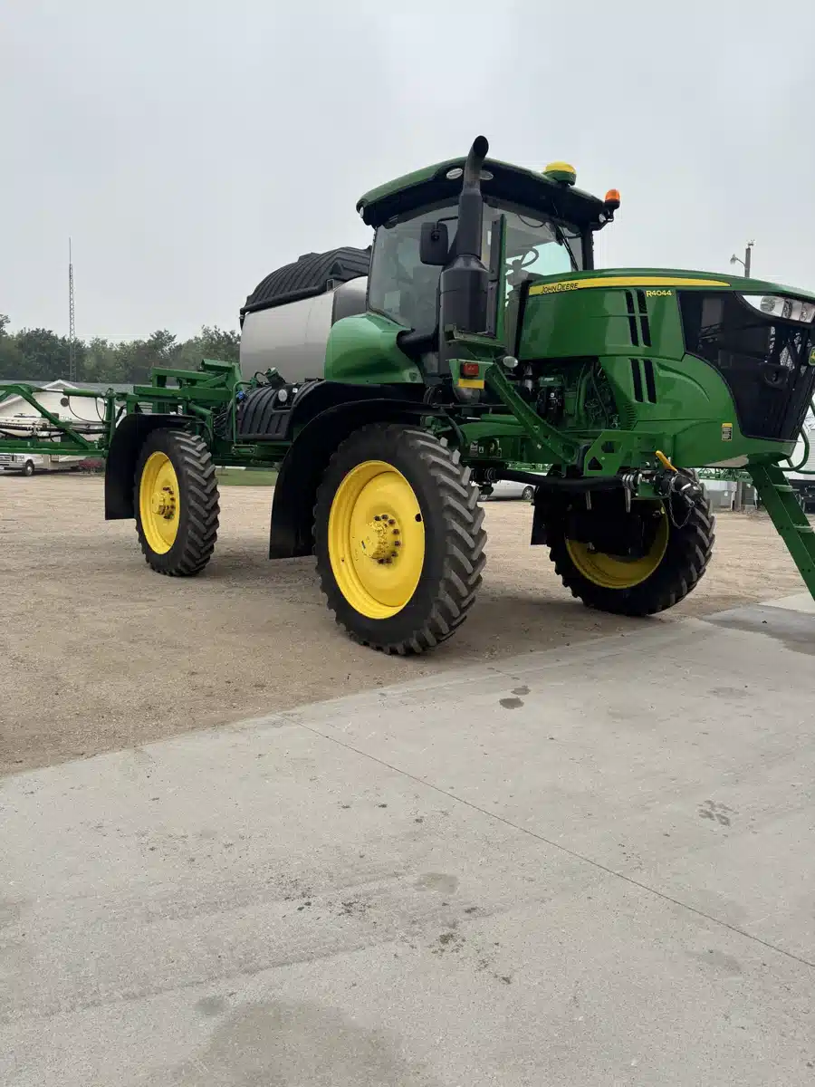 Gallery image 1 for 2020 John Deere R4044 Sprayer - Self Propelled