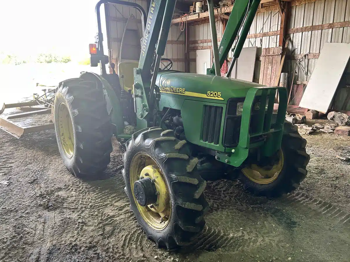 Gallery image 2 for 2004 John Deere 5205 Tractor