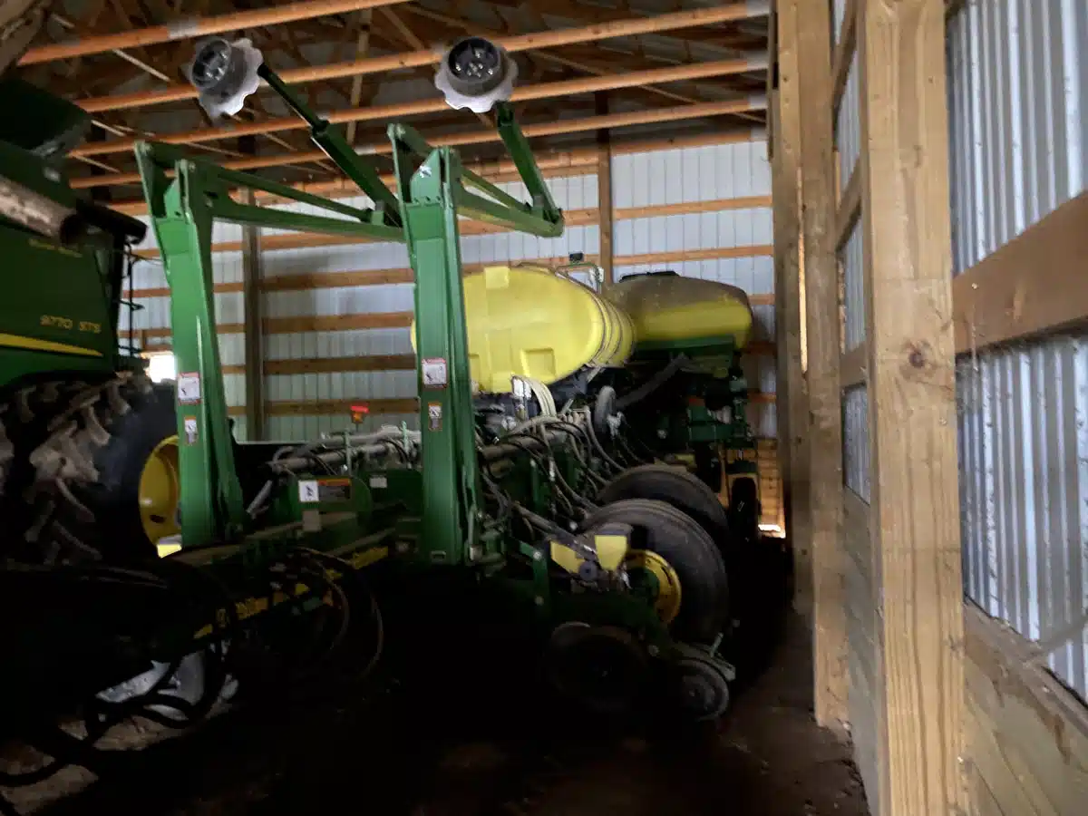 Gallery image 2 for 2008 John Deere 1770NT CCS Planter