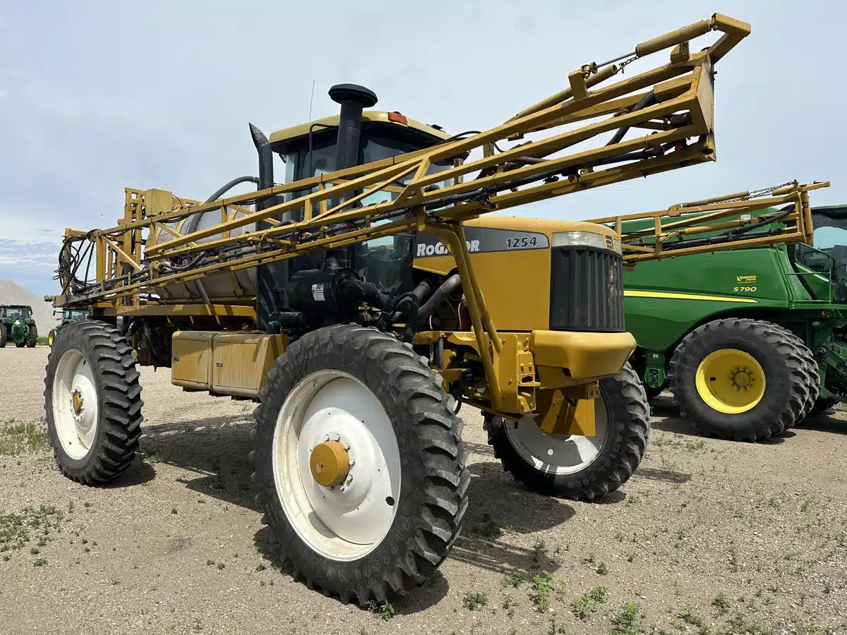 Gallery image 2 for 2000 Ag Chem ROGATOR 1254 Sprayer - Self Propelled