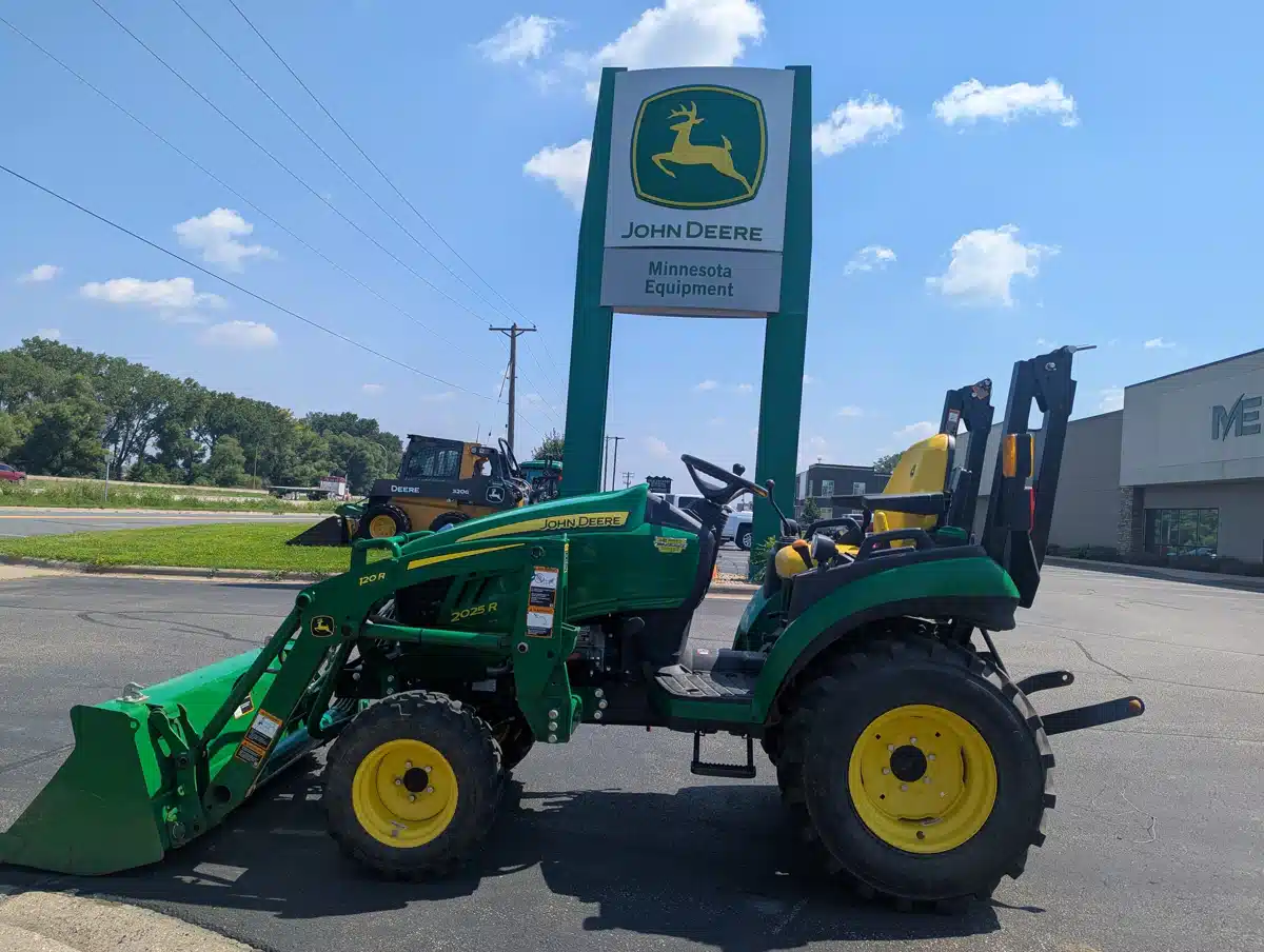 Gallery image 1 for Used 2022 John Deere 2025R Tractor