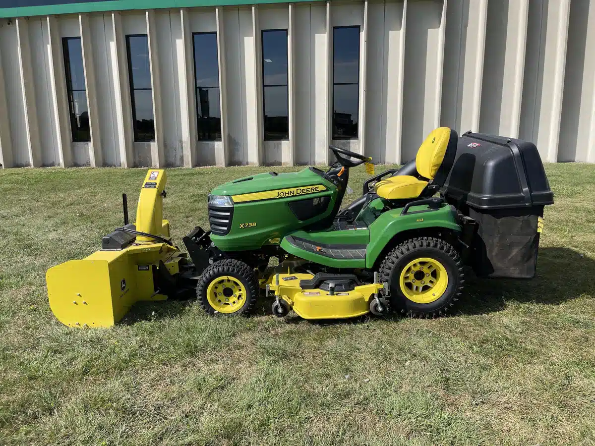 Usagé 2021 John Deere X738 Tracteur à pelouse AgricoleIdéal