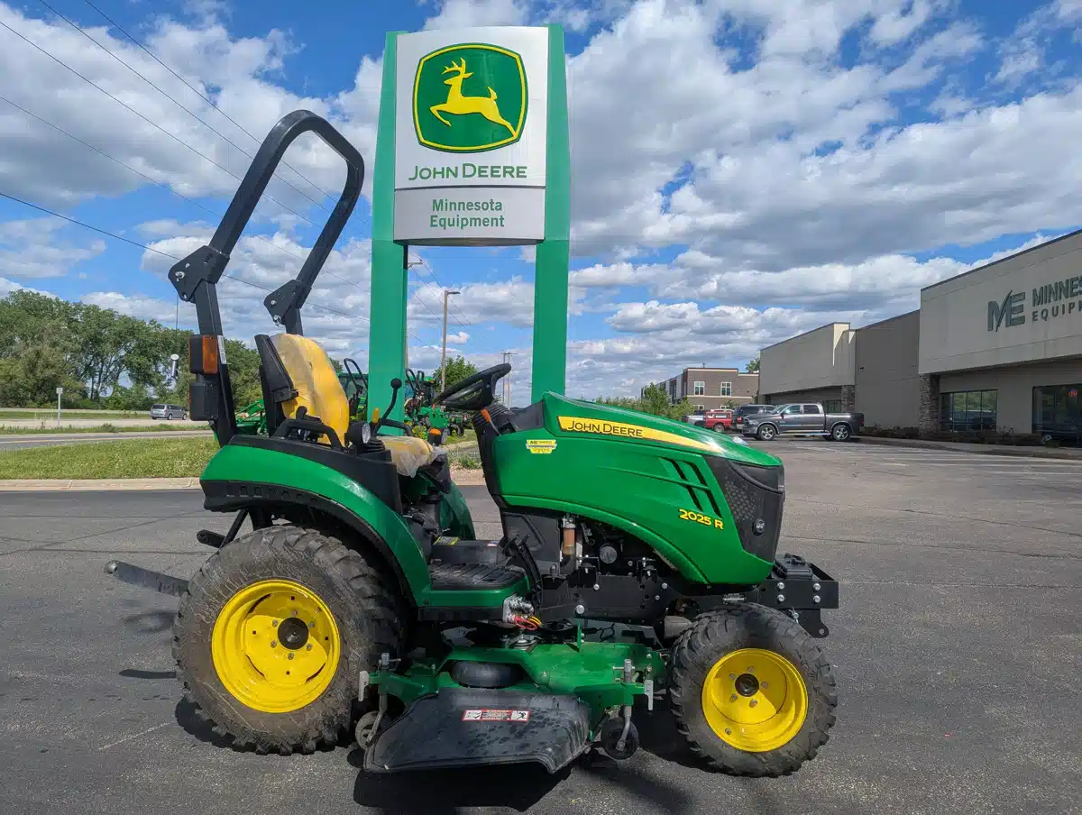 Gallery image 1 for Used 2022 John Deere 2025R Tractor